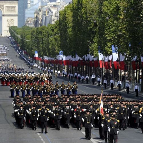 В центрі Парижу маршем пройшли 80 армій світу у формах часів Першої світової війни