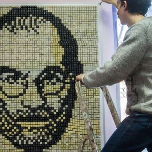 Realizzato a Mariupol il ritratto di Steve Jobs con tasti di computer
