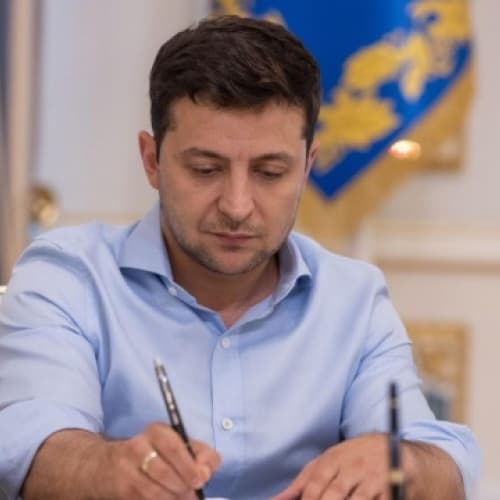 Zelensky firma nuove regole per finanziare la costruzione di strade