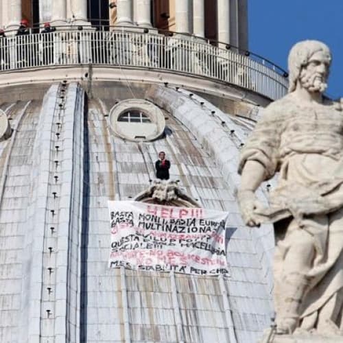 Італійський бізнесмен провів акцію протесту на висоті 80 метрів над землею