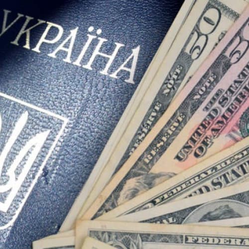 Українці купують валюту у сім разів менше, ніж продають